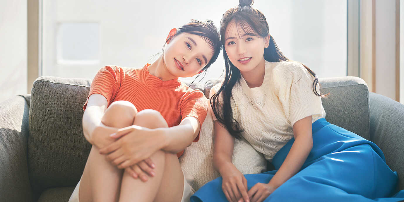 ふたりの女性が正面を見ている様子