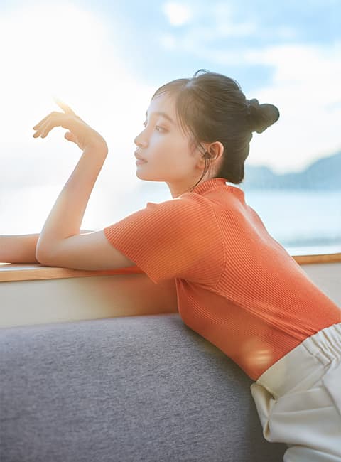 女性が海岸でレースを纏う様子
