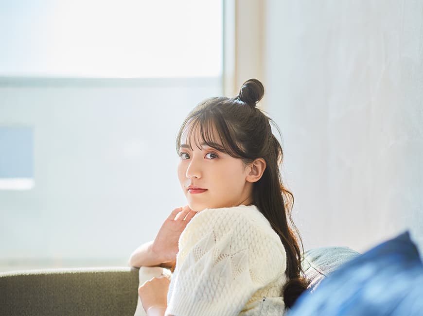 女性が海岸を歩く様子