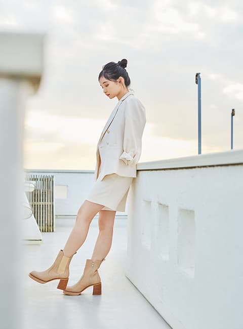 女性が花を手にして、微笑んでいる様子